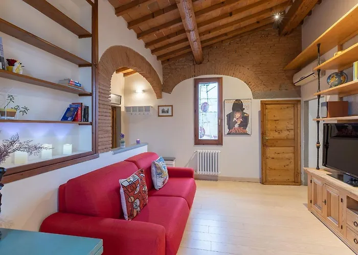 San Zanobi Nest In Central Florence